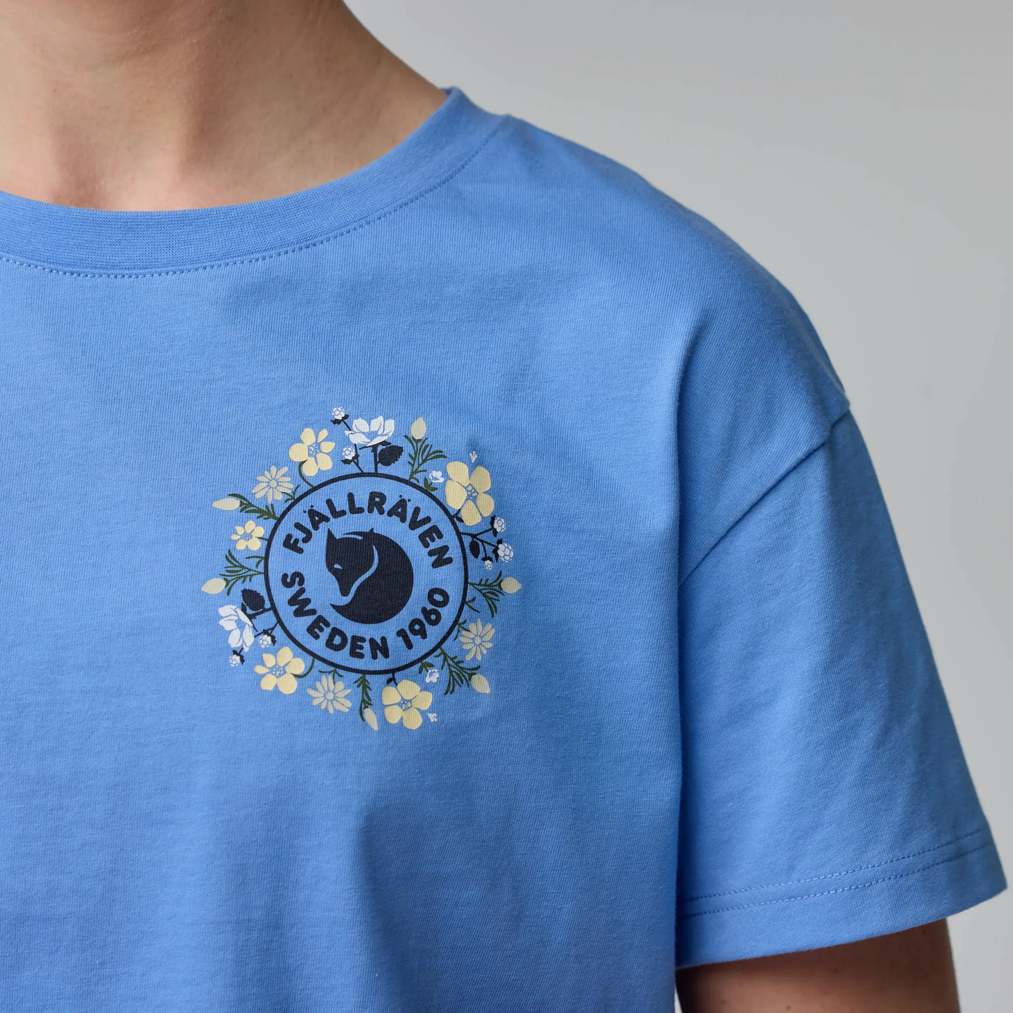 14268-fj-llblomster-logo-t-shirt-w–1.jpg
